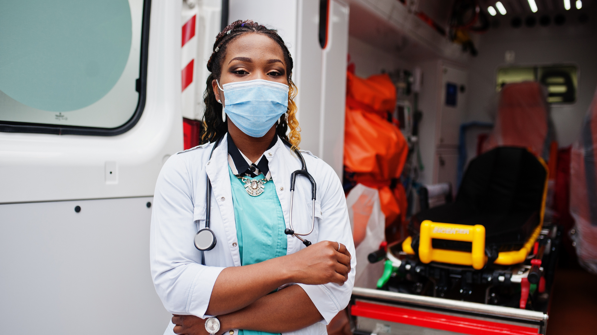 Equipe médica realizando remoção segura de paciente em ambulância